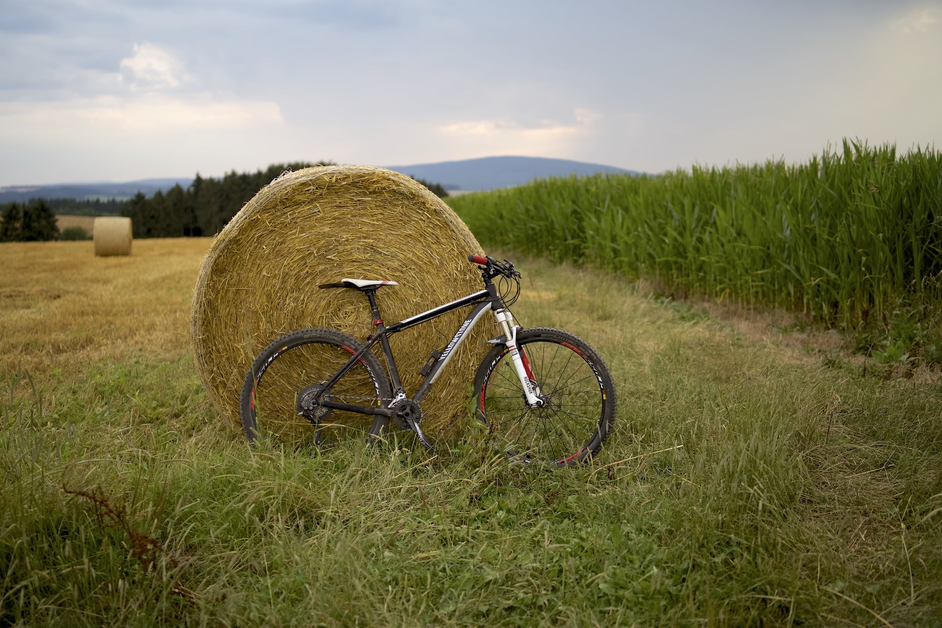 Hunsrueck_Radfahren_Mountainbike_Stroh_Felder_ThomasBecker