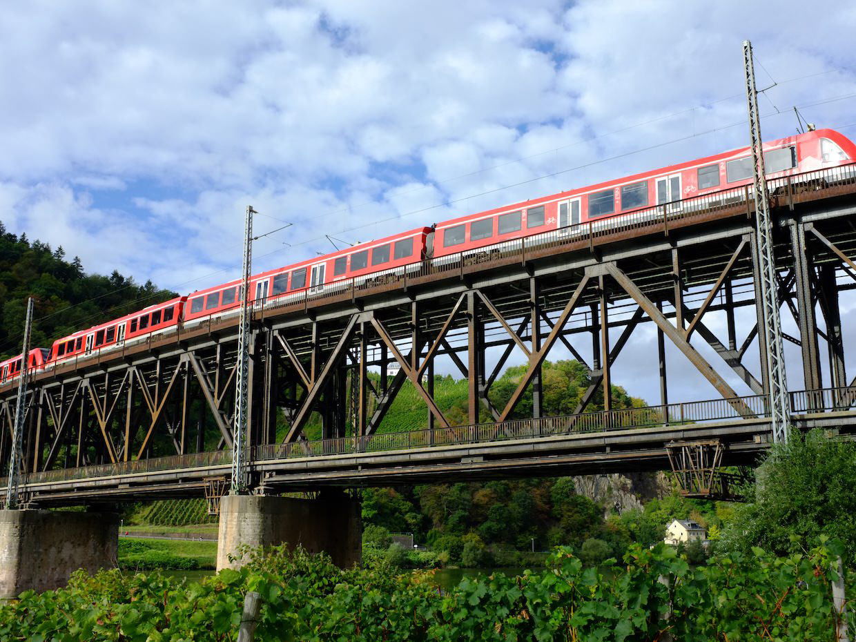 Zug auf Bullayer Brücke